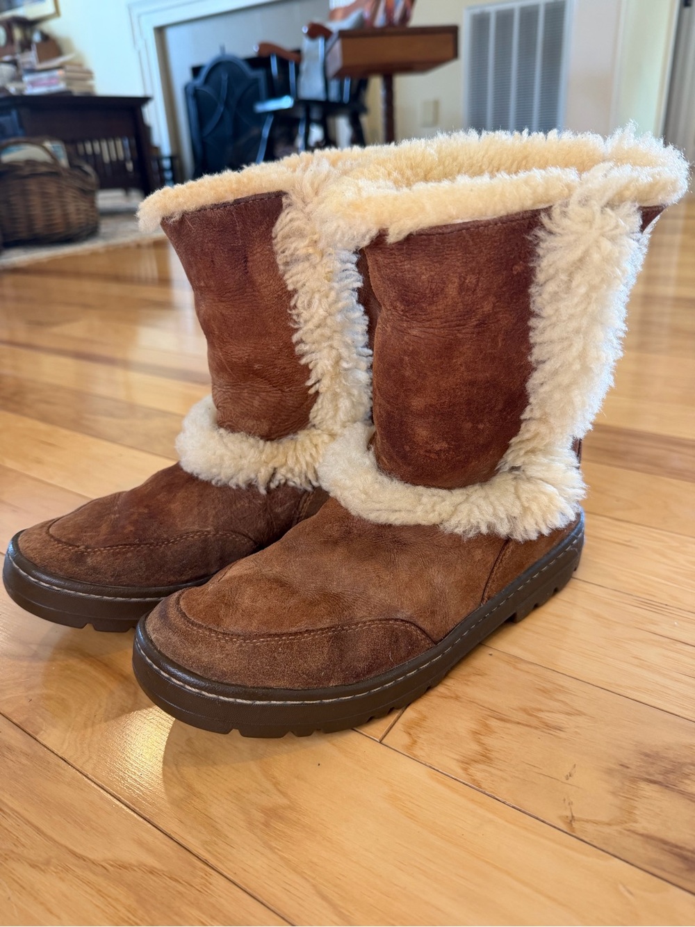 UGG Australia Sundance Short Boots Chestnut Brown Shearling Size 8 Y2K Cozy